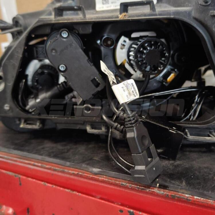 <strong>Kit anabbaglianti LED specifico per Volvo V40</strong>  2012 - 2015. Lampade <strong>H7</strong> Canbus da 29.000Lumen di luminosità modello Eagle Xenovision.