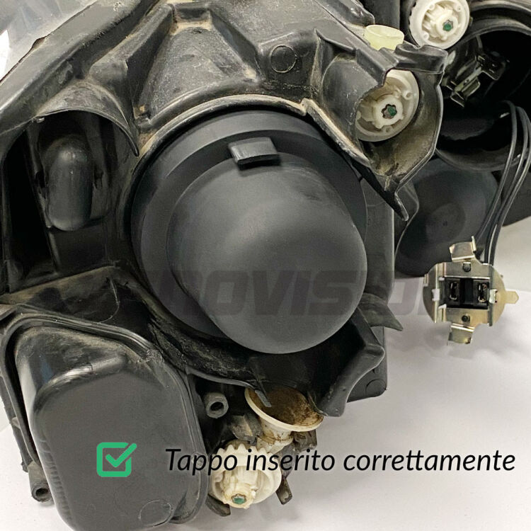 9 Tappi a cupola per Anabbaglianti H7 Alfa romeo 159 2005 - 2012 (Coppia) <strong>Tappi coprifaro a cupola</strong> per Anabbaglianti Alfa romeo 159: indispensabili per kit LED a ventola. Evitano il soffocamento ventole e fulminazione del kit LED.