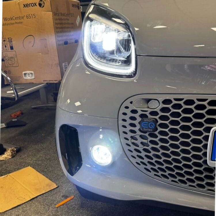 <strong>Kit fendinebbia LED</strong> per <strong>Smart EQ</strong>  in poi. Compatte, impermeabili, senza ventola: praticamente indistruttibili. Top Quality.