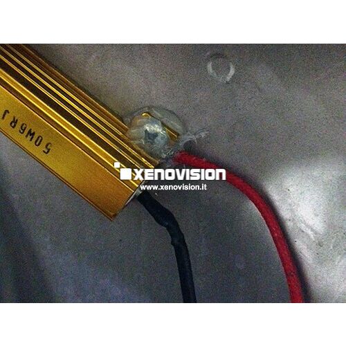 <p><strong>Incredibilmente semplice e comodo.</strong> Questo cablaggio con filtro incorporato da 50Watt si collega come una normale lampadina allo spinotto H7 su cui si vuole annullare la spia Canbus, e dall'altro lato del cavo replica uno spinotto analogo per collegare qualsiasi Led.</p>