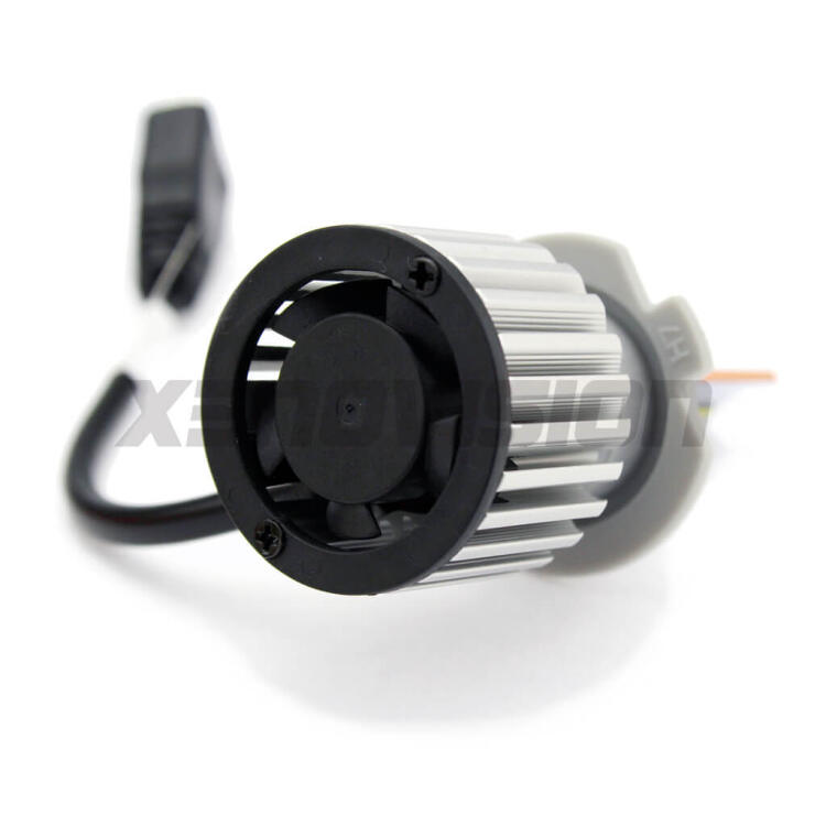 <p><strong>Per fari Lenticolari e Parabola.</strong> Kit LED H7 con chip CREE. Triplica la luminosità su strada. Ottimo taglio di luce. Dissipatore a cilindo, ultracompatto. Canbus 90% auto.</p>