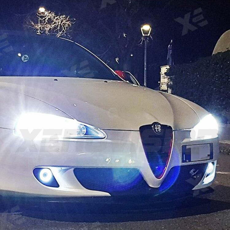 FINE SERIE: NO GARANZIA<p><strong>Per fari Lenticolari e Parabola.</strong> Kit LED H7 con chip CREE. Triplica la luminosità su strada. Ottimo taglio di luce. Dissipatore a cilindo, ultracompatto. Canbus 90% auto.</p>