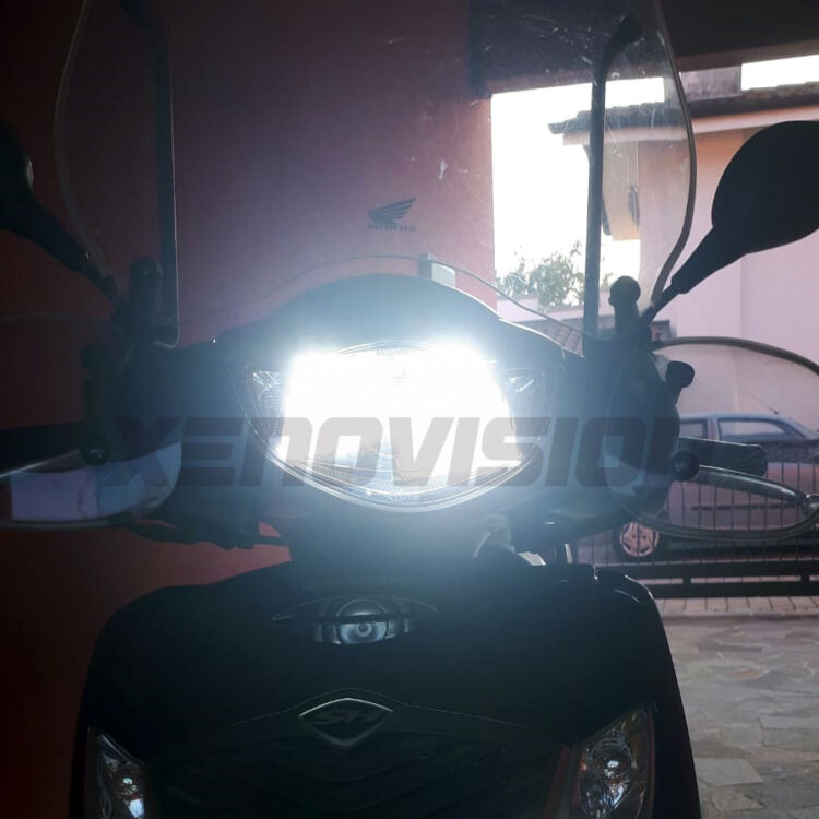 FINE SERIE: NO GARANZIA<p><strong>Per fari Lenticolari e Parabola.</strong> Kit LED HIR2 con chip CREE. Triplica la luminosità su strada. Ottimo taglio di luce. Dissipatore a cilindo, ultracompatto. Canbus 90% auto.</p>