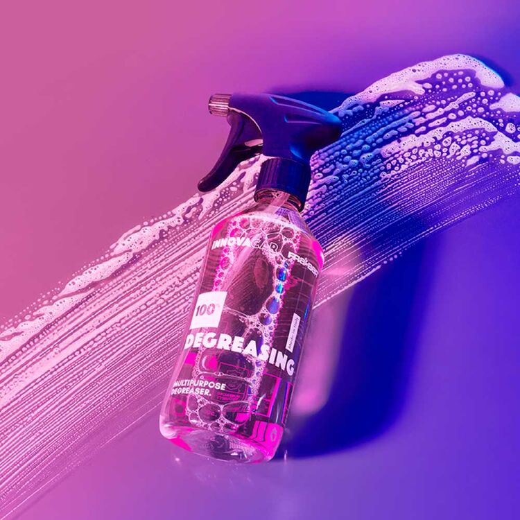 0 Innovacar 100% Degreasing - Sgrassatore Multiuso Sicuro - 500ml Pulizia energica e profonda per motori, cerchi, gomme e tappetini in plastica, con un effetto satinato antistatico.
