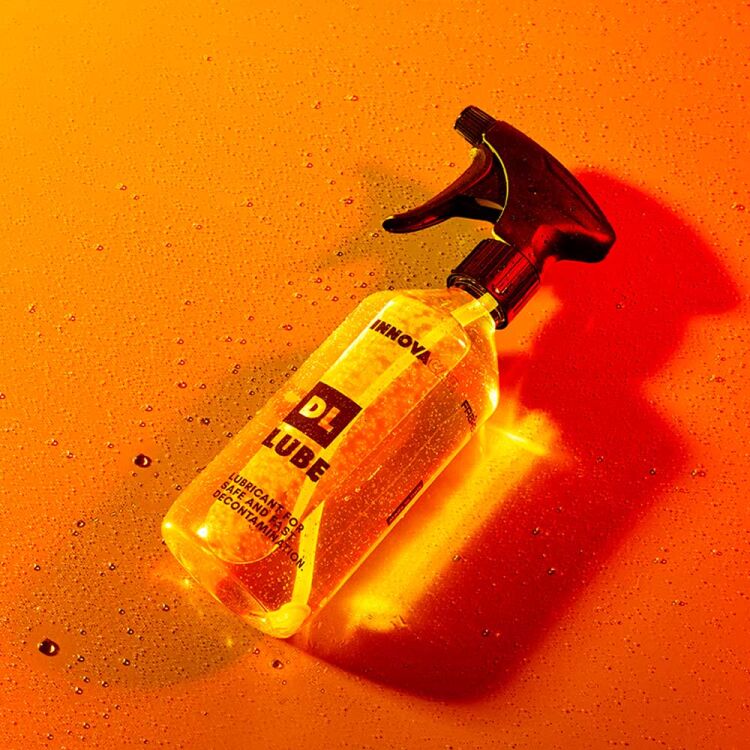 Innovacar DL Lube - Lubrificante Claybar - 500ml Lubrificante per clay bar che <b>riduce l'attrito e protegge la vernice</b>, migliorando la rimozione delle contaminazioni. Ideale per carrozzeria e vetri, multiuso e sicuro per l'argilla.