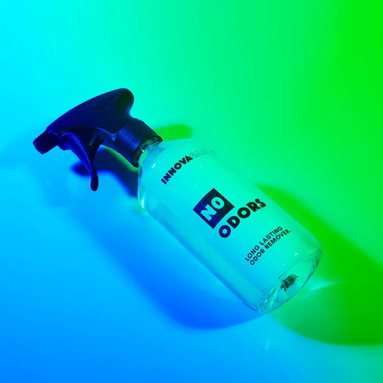 0 Innovacar N0 Odors - Rimuovi odori - 500ml Elimina rapidamente e in modo duraturo i cattivi odori dall'auto, disgregando i residui organici. Riattivabile con l'umidità, lascia un piacevole profumo senza mascherare gli odori.