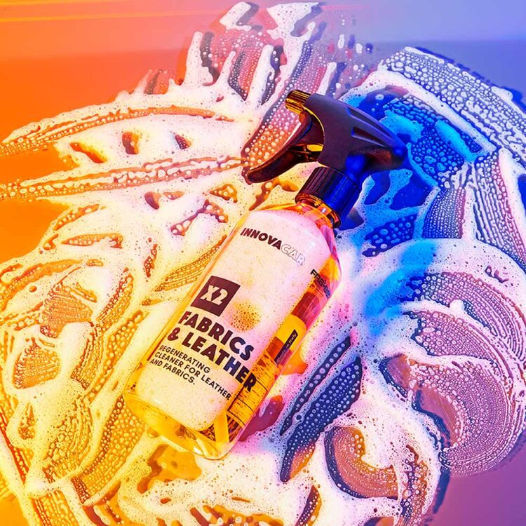 0 Innovacar X2 Fabrics & Leather - Pulitore pelle, tessuti e alcantara - 500ml Detergente energetico per interni basato su enzimi attivi, pulisce a fondo lo sporco ma è innocuo su pelli e delicati.