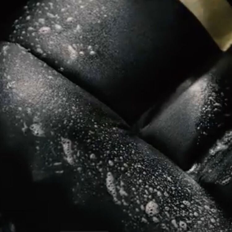 2 Innovacar X2 Fabrics & Leather - Pulitore pelle, tessuti e alcantara - 500ml Detergente energetico per interni basato su enzimi attivi, pulisce a fondo lo sporco ma è innocuo su pelli e delicati.