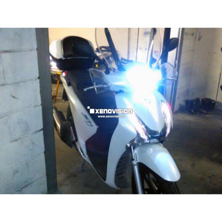 <p>Kit Bixenon moto H4 6000k 35W Ultra Slim Xenovision ad architettura   digitale 64-Bit. Lampade bixenon H4 Bianco Lunare Ket KOREA, Qualita   Garantita 2 anni&nbsp; </p>