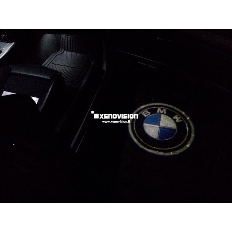 <p>Kit Placche Led Sottoporta/Pozzanghera con proiettore logo <strong>BMW</strong></p>