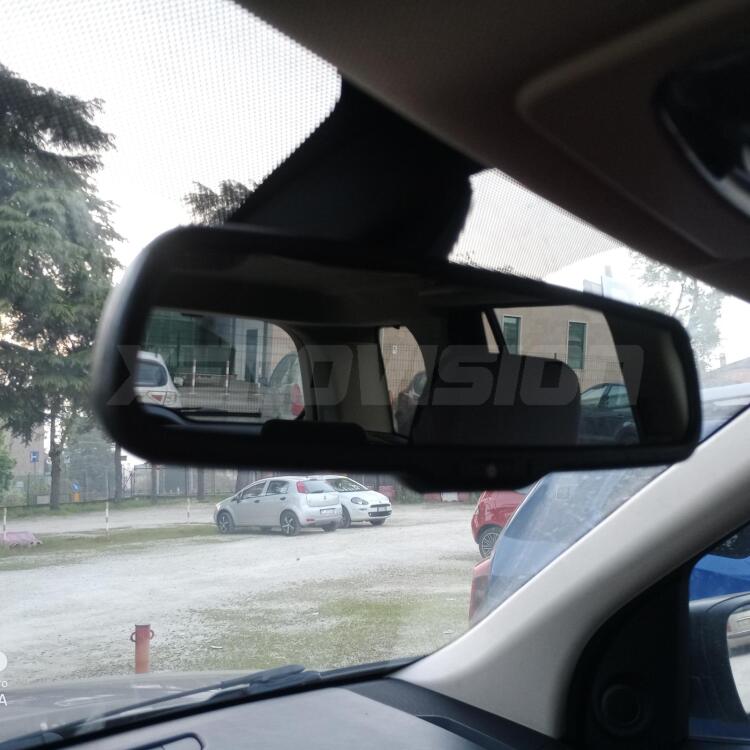  Specchietto spento: lo schermo diventa invisibile 