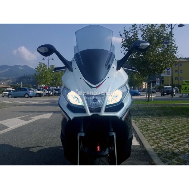 1 Kit Xenon Aprilia SRV 850 - 2011 in poi - Xenon 35W - 6000k <p>Kit Xenon 35W specifico per il faro della Aprilia SRV 850 dal 2011 in poi. Plug&Play zero spie, contiene tutto l'occorrente. Luce Bianco Lunare 6000k.</p>