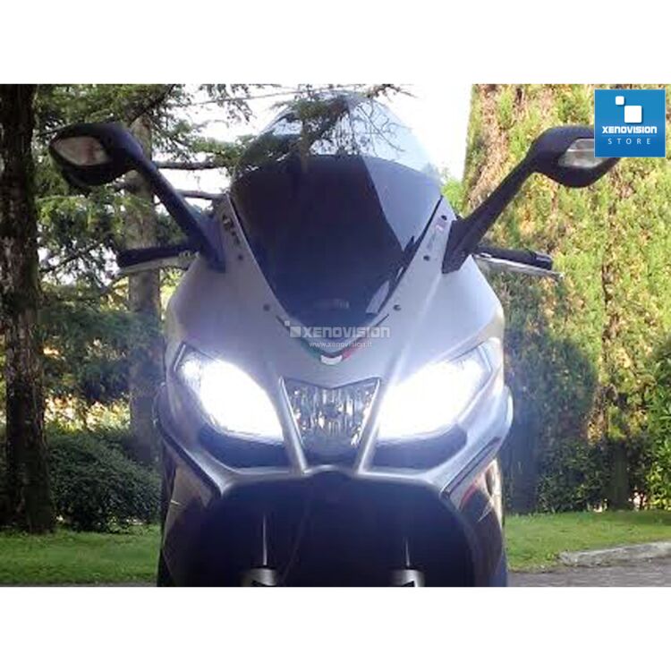 2 Kit Xenon Aprilia SRV 850 - 2011 in poi - Xenon 35W - 6000k <p>Kit Xenon 35W specifico per il faro della Aprilia SRV 850 dal 2011 in poi. Plug&Play zero spie, contiene tutto l'occorrente. Luce Bianco Lunare 6000k.</p>