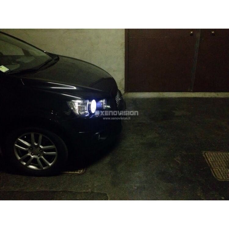 2 Kit Xenon Chevrolet Aveo e Sonic - 2010 in poi - Xenon 35W e Posizione - 6000k <p>Kit Xenon 35W specifico per il faro della Chevrolet Aveo e Sonic e Luci Posizione a Led in tinta. Plug&Play zero spie, contiene tutto l'occorrente. Luce Bianco Lunare 6000k.</p><p> </p>