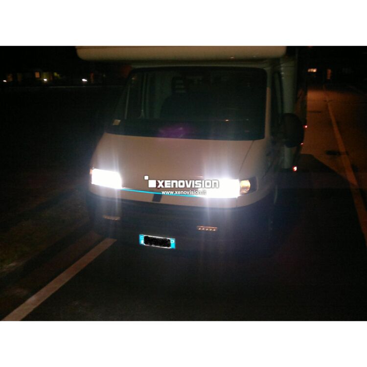 2 Kit Xenon Fiat Ducato - Fino al 2002 - Bixenon 35W e Led Posizione - 6000k <p>Kit Xenon 35W specifico per il faro della Fiat Ducato e Luci Posizione a Led in tinta. Plug&Play zero spie, contiene tutto l'occorrente. Luce Bianco Lunare 6000k.</p>
