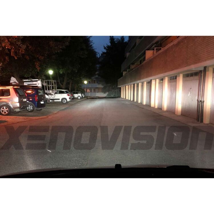 <!DOCTYPE html>
<html>
<head>
</head>
<body>
<p>Kit BiXenon 35W specifico per il faro della&nbsp;Fiat Panda 2012 in poi. Plug&amp;Play zero spie, contiene tutto l'occorrente. Luce Bianco Lunare 6000k.</p>
<p>&nbsp;</p>
</body>
</html>