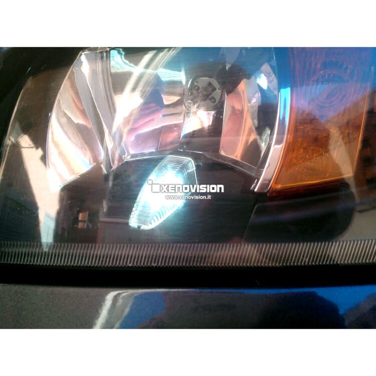 3 Kit Xenon Fiat Punto - 1999 a 2005 - Xenon 35W e Led Posizione - 6000k <p>Kit Xenon 35W e Luci Posizione a Led in tinta, pacchetto specifico per Fiat Punto Lenticolare. Plug&Play, contiene tutto l'occorrente. Luce Bianco Lunare 6000k </p>