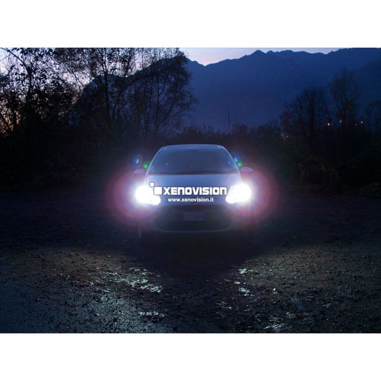 <!DOCTYPE html>
<html>
<head>
</head>
<body>
<p>Kit BiXenon 55W specifico per il faro della Fiat Punto Evo e GrandePunto. Plug&amp;Play zero spie, contiene tutto l'occorrente. Luce Bianco Lunare 6000k.</p>
</body>
</html>