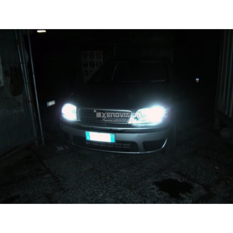 1 Kit Xenon Fiat Punto Van - 2000 in poi - Xenon 35W e Luci Posizione - 6000k <p>Kit Xenon 35W specifico per il faro della Fiat Punto Van e Luci Posizione Led in tinta. Plug&Play zero spie, contiene tutto l'occorrente. Luce Bianco Lunare 6000k.</p>
