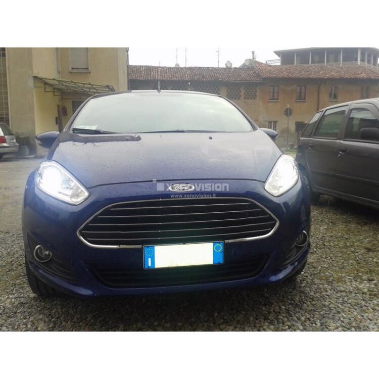 1 Kit Xenon Ford Fiesta - Lenticolare - 2013 al 2015 - Xenon 35W - 6000k Kit Xenon Xenovision 35W specifico per il faro della Ford Fiesta dal 2013 in poi. L'unico con lampade specifiche senza zone d'ombra per il particolare gruppo ottico della vettura. Plug&Play zero spie, contiene tutto l'occorrente. Luce Bianco Lunare 6000k.