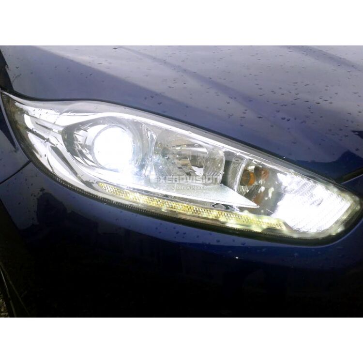 2 Kit Xenon Ford Fiesta - Lenticolare - 2013 al 2015 - Xenon 35W - 6000k Kit Xenon Xenovision 35W specifico per il faro della Ford Fiesta dal 2013 in poi. L'unico con lampade specifiche senza zone d'ombra per il particolare gruppo ottico della vettura. Plug&Play zero spie, contiene tutto l'occorrente. Luce Bianco Lunare 6000k.