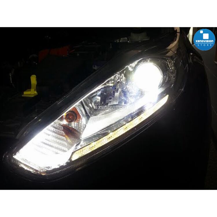3 Kit Xenon Ford Fiesta - Lenticolare - 2013 al 2015 - Xenon 35W - 6000k Kit Xenon Xenovision 35W specifico per il faro della Ford Fiesta dal 2013 in poi. L'unico con lampade specifiche senza zone d'ombra per il particolare gruppo ottico della vettura. Plug&Play zero spie, contiene tutto l'occorrente. Luce Bianco Lunare 6000k.