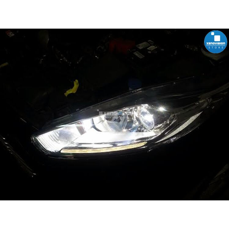 4 Kit Xenon Ford Fiesta - Lenticolare - 2013 al 2015 - Xenon 35W - 6000k Kit Xenon Xenovision 35W specifico per il faro della Ford Fiesta dal 2013 in poi. L'unico con lampade specifiche senza zone d'ombra per il particolare gruppo ottico della vettura. Plug&Play zero spie, contiene tutto l'occorrente. Luce Bianco Lunare 6000k.