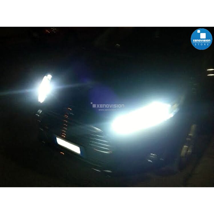 5 Kit Xenon Ford Fiesta - Lenticolare - 2013 al 2015 - Xenon 35W - 6000k Kit Xenon Xenovision 35W specifico per il faro della Ford Fiesta dal 2013 in poi. L'unico con lampade specifiche senza zone d'ombra per il particolare gruppo ottico della vettura. Plug&Play zero spie, contiene tutto l'occorrente. Luce Bianco Lunare 6000k.