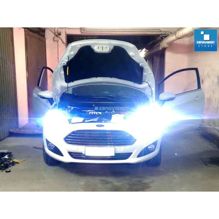 6 Kit Xenon Ford Fiesta - Lenticolare - 2013 al 2015 - Xenon 35W - 6000k Kit Xenon Xenovision 35W specifico per il faro della Ford Fiesta dal 2013 in poi. L'unico con lampade specifiche senza zone d'ombra per il particolare gruppo ottico della vettura. Plug&Play zero spie, contiene tutto l'occorrente. Luce Bianco Lunare 6000k.