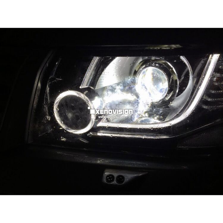 2 Kit Xenon Freelander II - 2013 in poi - Xenon 35W - 6000k <p>Kit Xenon 35W e Luci Posizione a Led in tinta, pacchetto specifico per Freelander 2. Plug&Play, contiene tutto l'occorrente. Luce Bianco Lunare 6000k  </p>