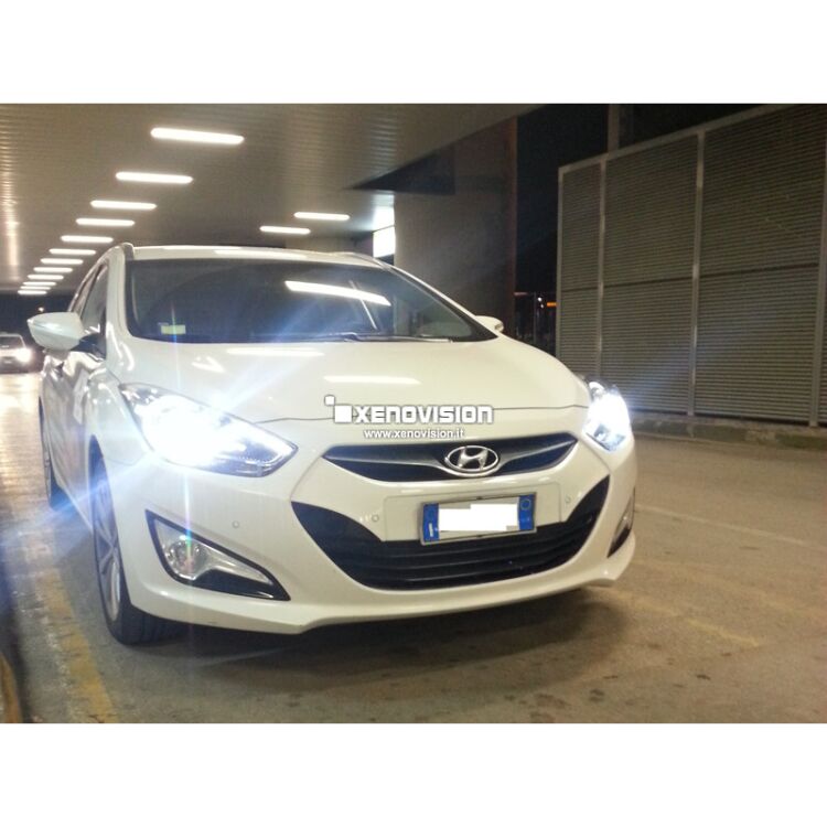 3 Kit Xenon Hyundai I 40 - 2011 in poi - Xenon 35W in tinta con i Led <p>Kit Xenon Focus Pro Korea 35W specifico per il faro della Hyundai i40 in tinta con i Led originali. Plug&Play zero spie, contiene tutto l'occorrente. Luce Bianco Solare come i Led originali.</p>
<p> </p>