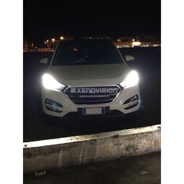 <p>Kit Xenon FocusPRO 35W specifico per il faro della Hyundai Tucson. Plug&amp;Play zero spie, contiene tutto l'occorrente. Luce Bianco Lunare 6100k.</p>