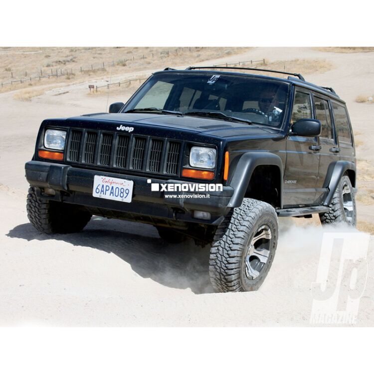 <p>Kit Xenon 35W specifico per il faro della Jeep Cherokee XJ dal 1984 al 2001 e Luci Posizione a Led in tinta. Plug&amp;Play zero spie, contiene tutto l'occorrente. Luce Bianco Lunare 6000k.</p>