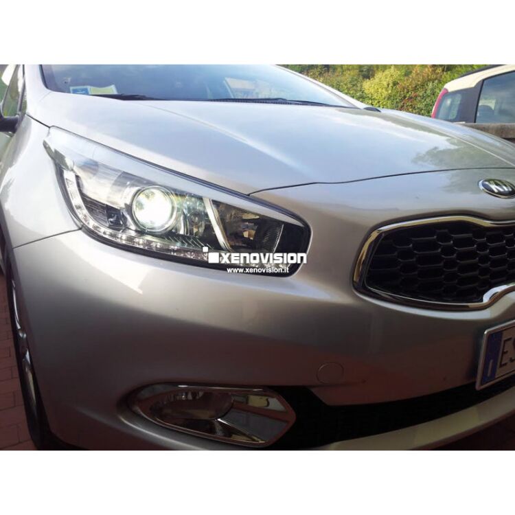 1 Kit Xenon Kia Ceed - 2013 in poi - Xenon 35W - 6000k <p>Kit Xenon 35W specifico per il faro della Kia Ceed. Plug&Play zero spie, contiene tutto l'occorrente. Luce Bianco Lunare 6000k.</p>
<p> </p>