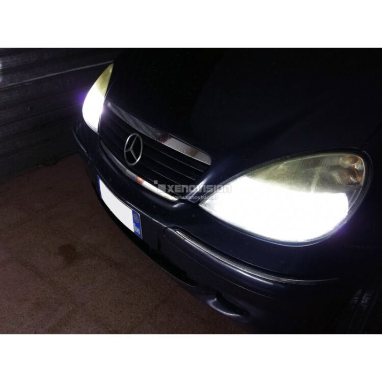 1 Kit Xenon Mercedes Classe A W168 - 1997 al 2004 - Xenon 35W e Led Posizione - 6100k Kit Xenon Focus Pro Korea 35W specifico per il faro della Mercedes Classe A W168 dal 1997 al 2004. Plug&Play zero spie, contiene tutto l'occorrente. Luce Bianco Lunare 6100k.