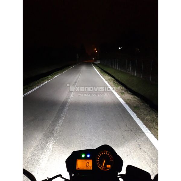 4 Kit xenon moto doppio faro - 35W H11 Bianco Lunare 6000k <p>La più piccola centralina di sempre. Massima robustezza, affidabilità, controllo digitale a 64Bit esclusivo XENOVISION - Kit xeno bilampada completo, modello 2011. Kit compost da due lampade e due centraline.<br />Canbus: <strong>NO</strong> | Garanzia centralina: <strong>3</strong> <strong>Anni</strong> | Professionale, Ultrasottile.</p>