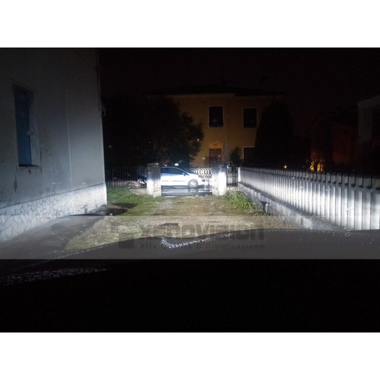 <p>Kit Xenon 35W specifico per il faro della Nissan Qashqai dal 2014 in poi. Plug&amp;Play zero spie, contiene tutto l'occorrente. Luce Bianco Lunare 6000k.</p>