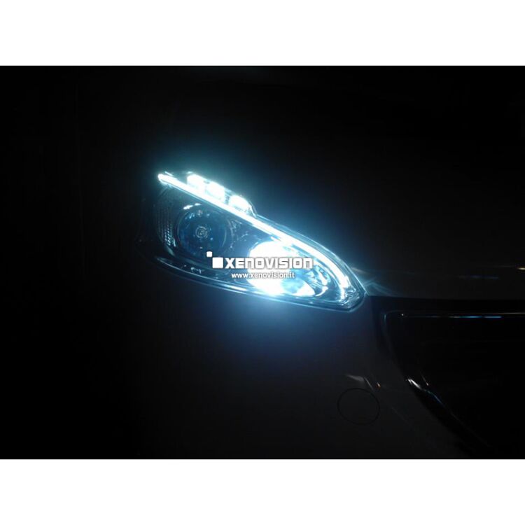 <p>Kit Xenon 35W specifico per il faro della Peugeot 208. Plug&amp;Play zero spie, massima protezione tergicristalli. Luce in tinta con i Led originali</p>