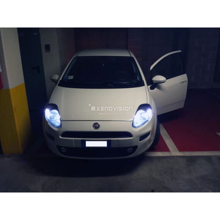 <p>Kit Xenon Specifico per i fari della tua Grande Punto. Engineered by Xenovision - Qualit&agrave; Massima.</p>