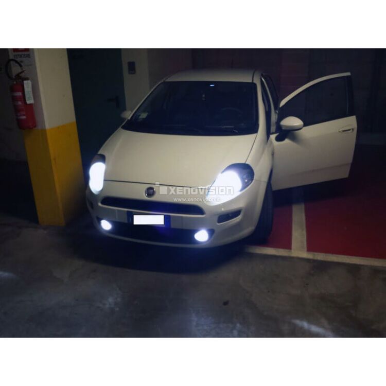 <p>Kit Xenon Specifico per i fari della tua Grande Punto. Engineered by Xenovision - Qualit&agrave; Massima.</p>