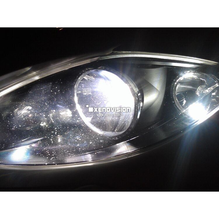 2 Kit Xenon Seat Leon - 2005 al 2012 - Xenon 35W e Led Posizione - 6000k <p>Kit Xenon Lampade XE 35W specifico per il faro della Seat Leon e Luci Posizione a Led in tinta. Plug&Play zero spie, contiene tutto l'occorrente. Luce Bianco Lunare 6000k.</p>