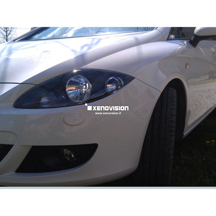 3 Kit Xenon Seat Leon - 2005 al 2012 - Xenon 35W e Led Posizione - 6000k <p>Kit Xenon Lampade XE 35W specifico per il faro della Seat Leon e Luci Posizione a Led in tinta. Plug&Play zero spie, contiene tutto l'occorrente. Luce Bianco Lunare 6000k.</p>
