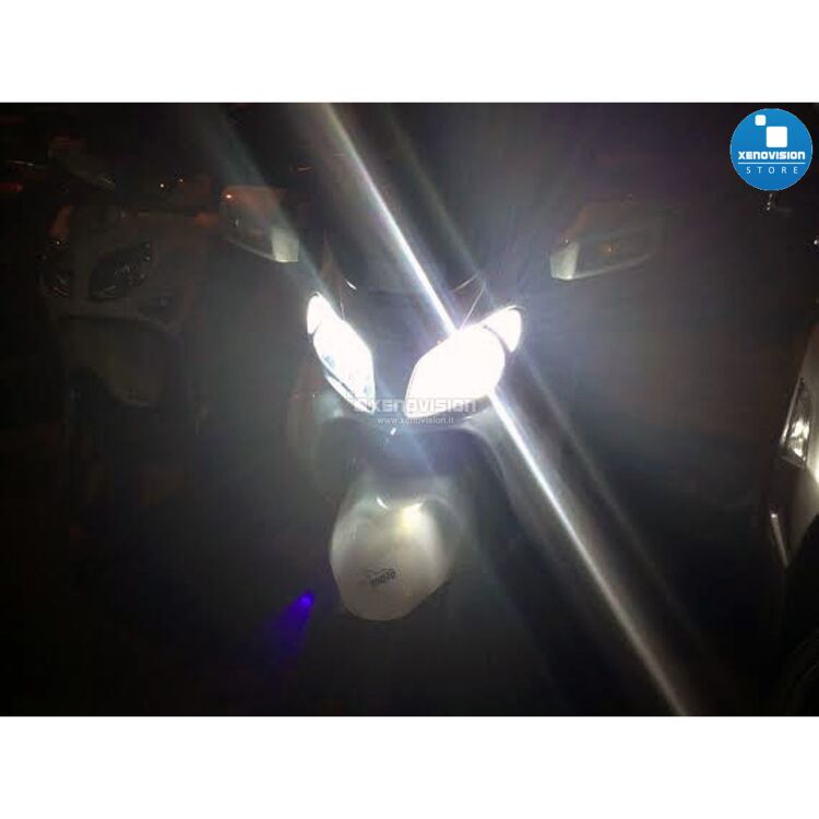 2 Kit Xenon Suzuki Burgman - 1999 in poi - Anabb. + Abb. 35W - 6000k Kit Xenon 35W specifico per il faro del Suzuki Burgman dal 1999 in poi. Plug&Play zero spie, contiene tutto l'occorrente. Luce Bianco Lunare 6000k.