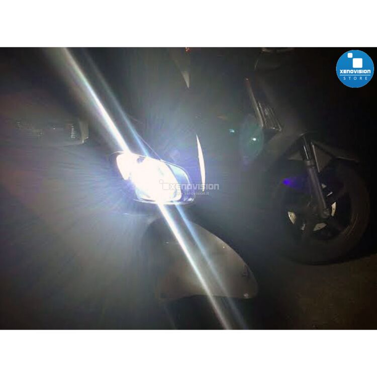 3 Kit Xenon Suzuki Burgman - 1999 in poi - Anabb. + Abb. 35W - 6000k Kit Xenon 35W specifico per il faro del Suzuki Burgman dal 1999 in poi. Plug&Play zero spie, contiene tutto l'occorrente. Luce Bianco Lunare 6000k.