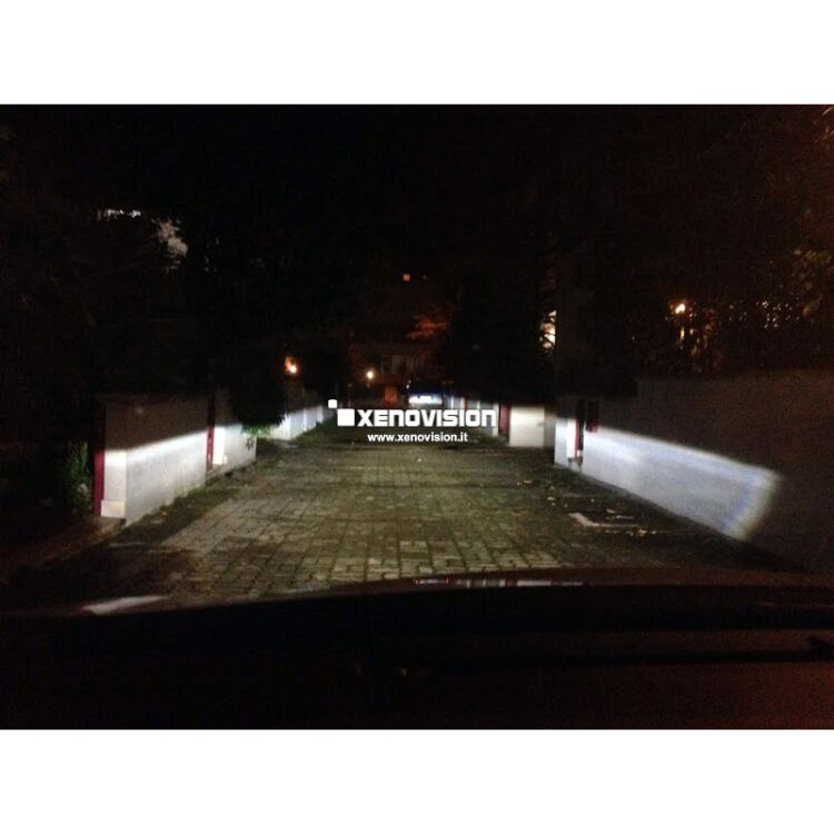 <p>Kit Xenon 35W specifico per il faro della Toyota Auris, con lampade specifiche introvabili, a 6000k. Plug&amp;Play zero spie, contiene tutto l'occorrente. L'unico con lampade Xenon in tinta con i Led originali del faro.&nbsp; </p>