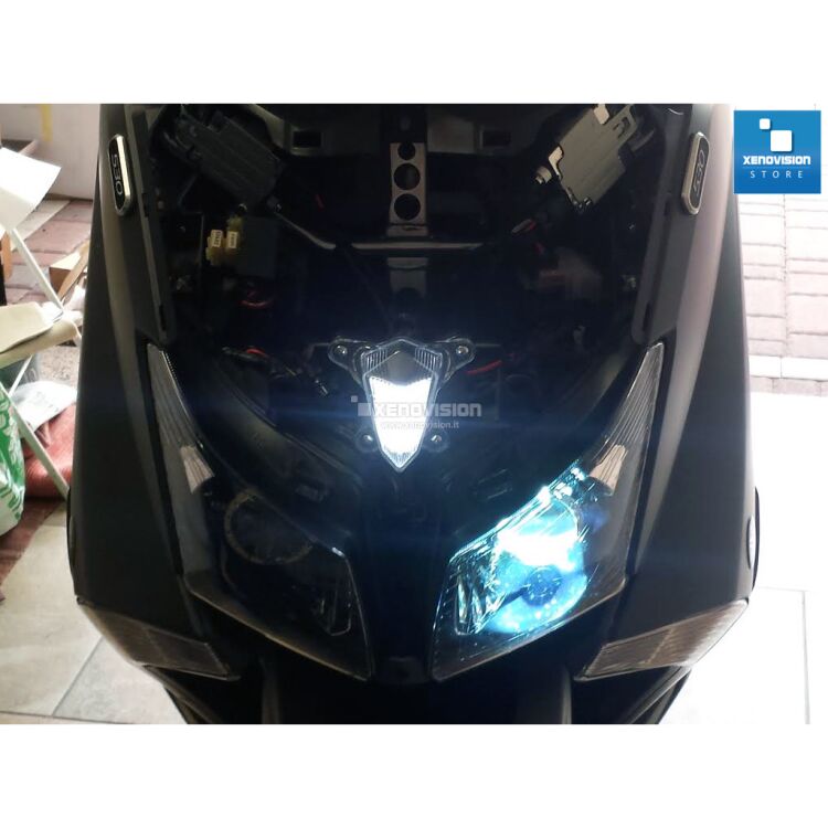 1 Kit Xenon Yamaha T-Max 530 - 2012 in poi - Anabbaglianti 35W e Led - 6000k Kit Xenon 35W specifico per il faro del Yamaha T-Max 530 dal 2012 in poi. Plug&Play zero spie, contiene tutto l'occorrente. Luce Bianco Lunare 6000k.