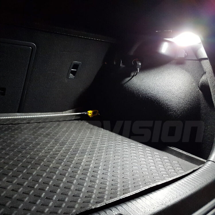 3 Led Bagagliaio Golf V VI VII Passat Polo Scirocco Eos - 700Lm - 6000k <p><strong>700Lumen - </strong>Led bagagliaio per VW Golf V, Golf VI, Tiguan, Touran, Scirocco, Polo, Passat, ecc e anche Seat Altea, Ibiza, Leon, Cordoba, Toledo ecc. Luce bianco Lunare 6000k, illumina in modo omogeneo il bagagliaio 5 volte di più rispetto alla luce a incandescenza originale.</p>