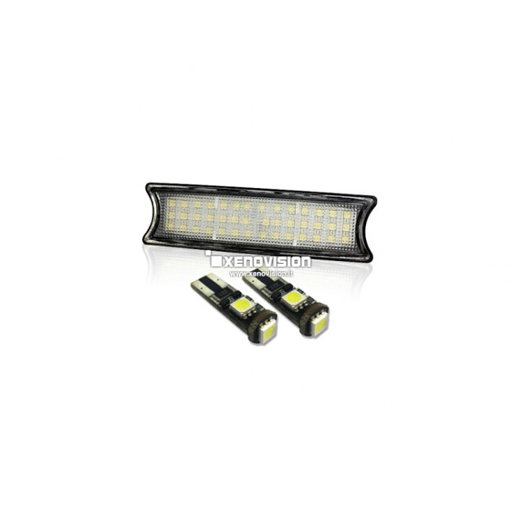 Kit Led Luci Cortesia per BMW E46. Rimpiazzano Plug&amp;Play le lampadine delle vostre plafoniere sul soffitto dell&#39;auto, aumentando notevolmente la luminosit&agrave; dell&#39;interno, con un&#39;illuminazione di un bianco purissimo 6000k. Qualit&agrave; Garantita Xenovision.