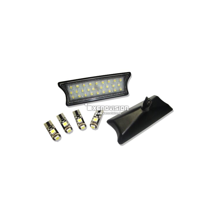 Kit Led Luci Cortesia per BMW E90 E91 E92. Rimpiazzano Plug&amp;Play le lampadine delle vostre plafoniere sul soffitto dell&#39;auto, aumentando notevolmente la luminosit&agrave; dell&#39;interno, con un&#39;illuminazione di un bianco purissimo 6000k. Qualit&agrave; Garantita Xenovision.