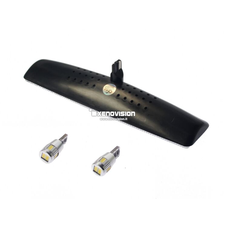 1 Led Luci Cortesia Soffitto BMW F04 F25 F10 X3 Anteriori - 800 Lumen Kit Led Luci Cortesia Anteriori per BMW F04 F25 F10 X3. Rimpiazzano Plug&Play le lampadine delle vostre plafoniere sul soffitto dell'auto, aumentando notevolmente la luminosità dell'interno, con un'illuminazione di un bianco purissimo 6000k. Qualità Garantita Xenovision.